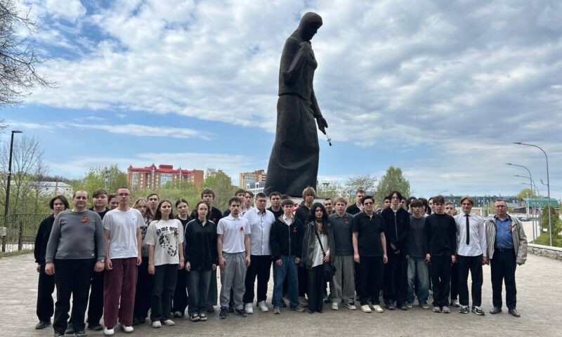 Студенты колледжа возложили цветы к мемориалу на Егошихинском кладбище
