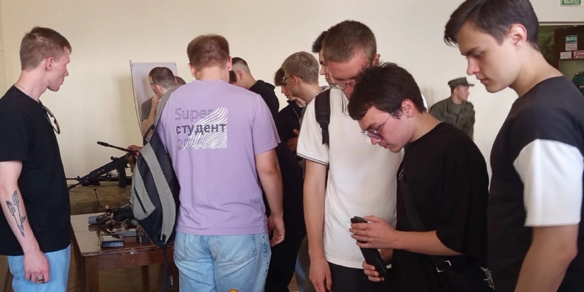 Студенты колледжа приняли участие в телемосте с военнослужащими в Доме офицеров