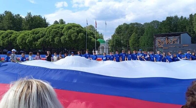 Студенты поучаствовали в патриотическом флешмобе ко Дню России и Дню города
