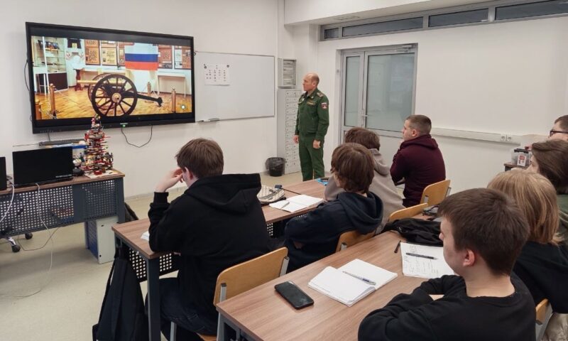 Военные училища провели профориентационные беседы со студентами колледжа.