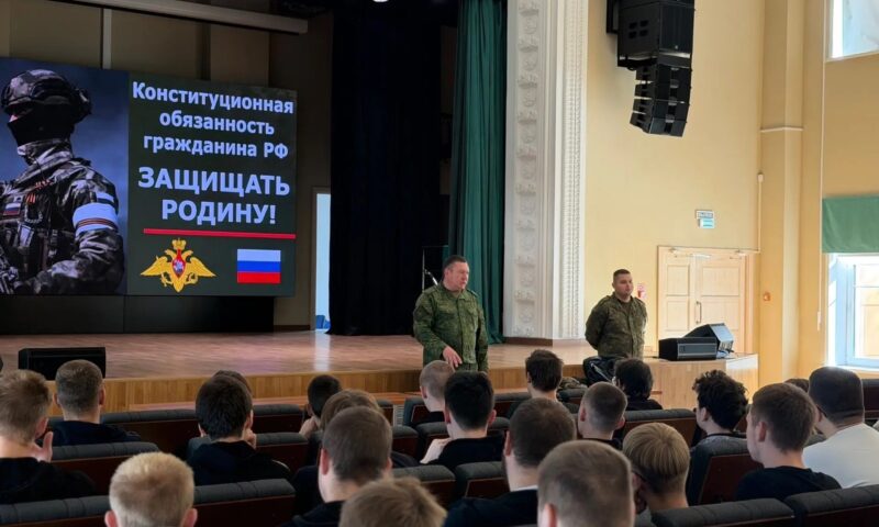 От теории к практике: студенты старших курсов обсудили перспективы военной службы с офицерами управления Минобороны